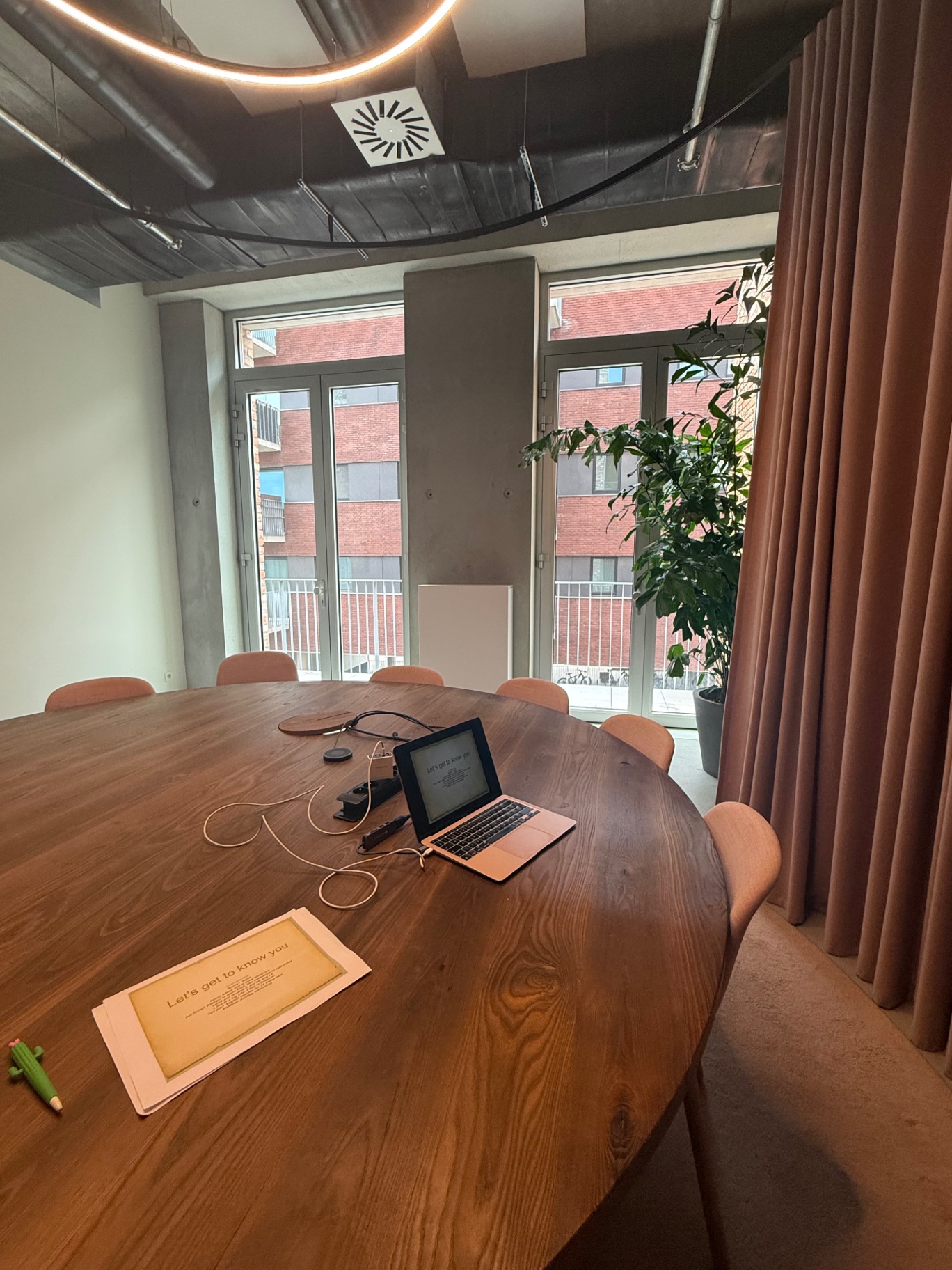 Cosy small-group classroom with a dark wooden table at English Language Studio Leuven